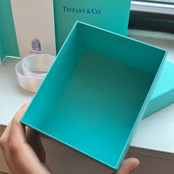 SOLD! Tiffany & Co “The landmark” full set pouch, box, bag, card, ribbon! 🩵 - Picture 5 of 8